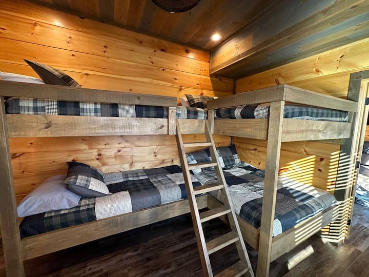 Habitación con literas en el sótano, completa, Twin Over Twin.   Capacidad para 6 niños. Grandes vistas a la montaña desde aquí.