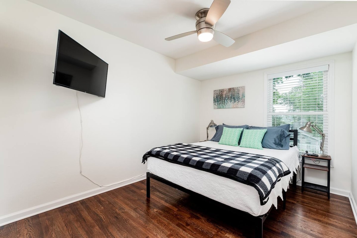 3号卧室，配备标准双人床和Roku电视