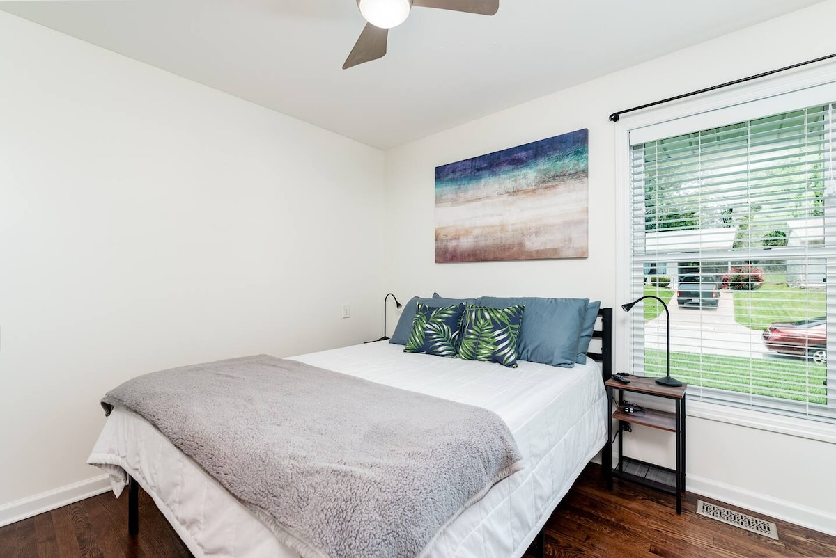 1号卧室，配有标准双人床和Roku电视