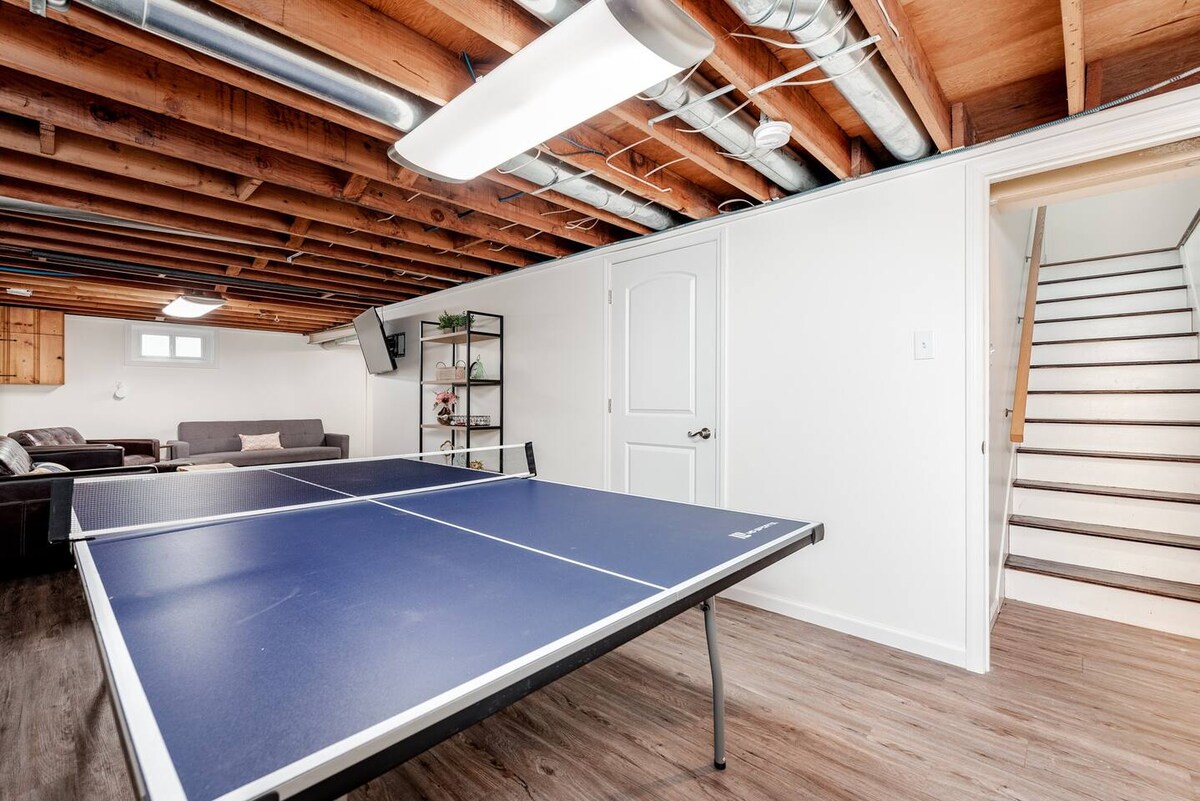 地下室楼层，配有乒乓球桌、座椅和Roku电视