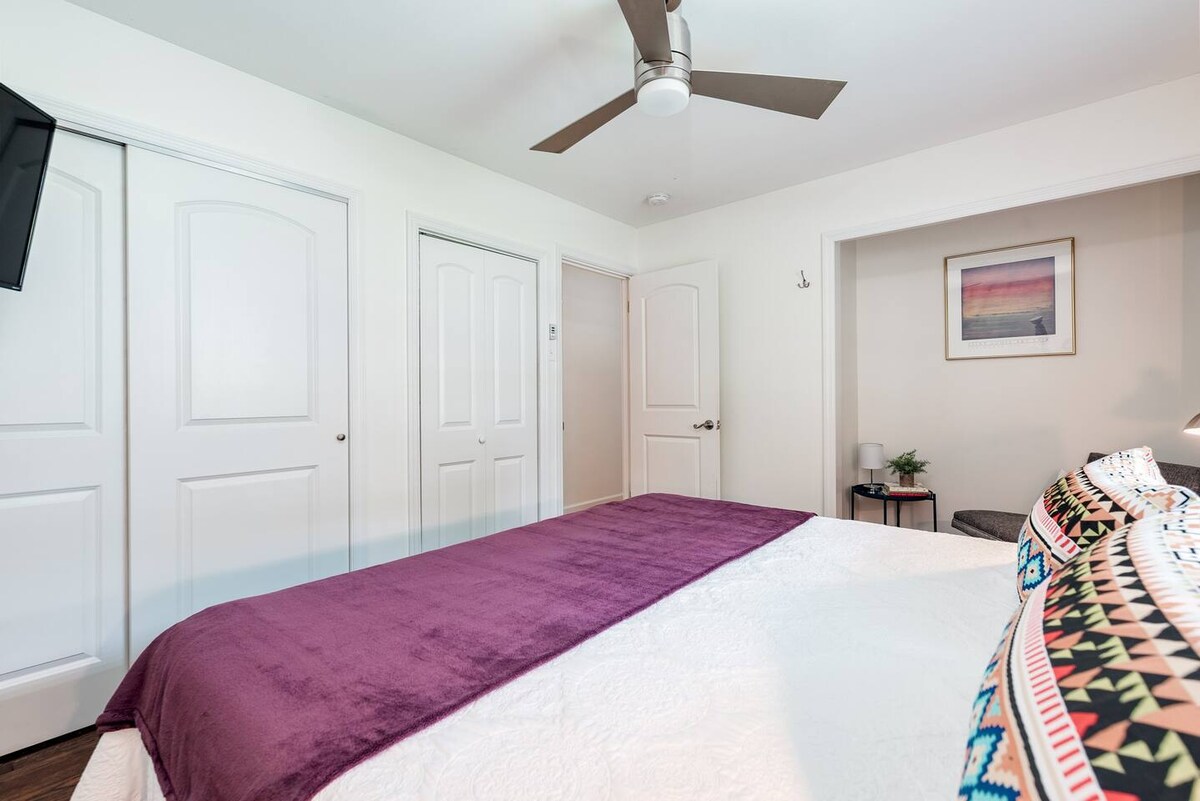 2号卧室配备加大双人床、阅读角和Roku电视