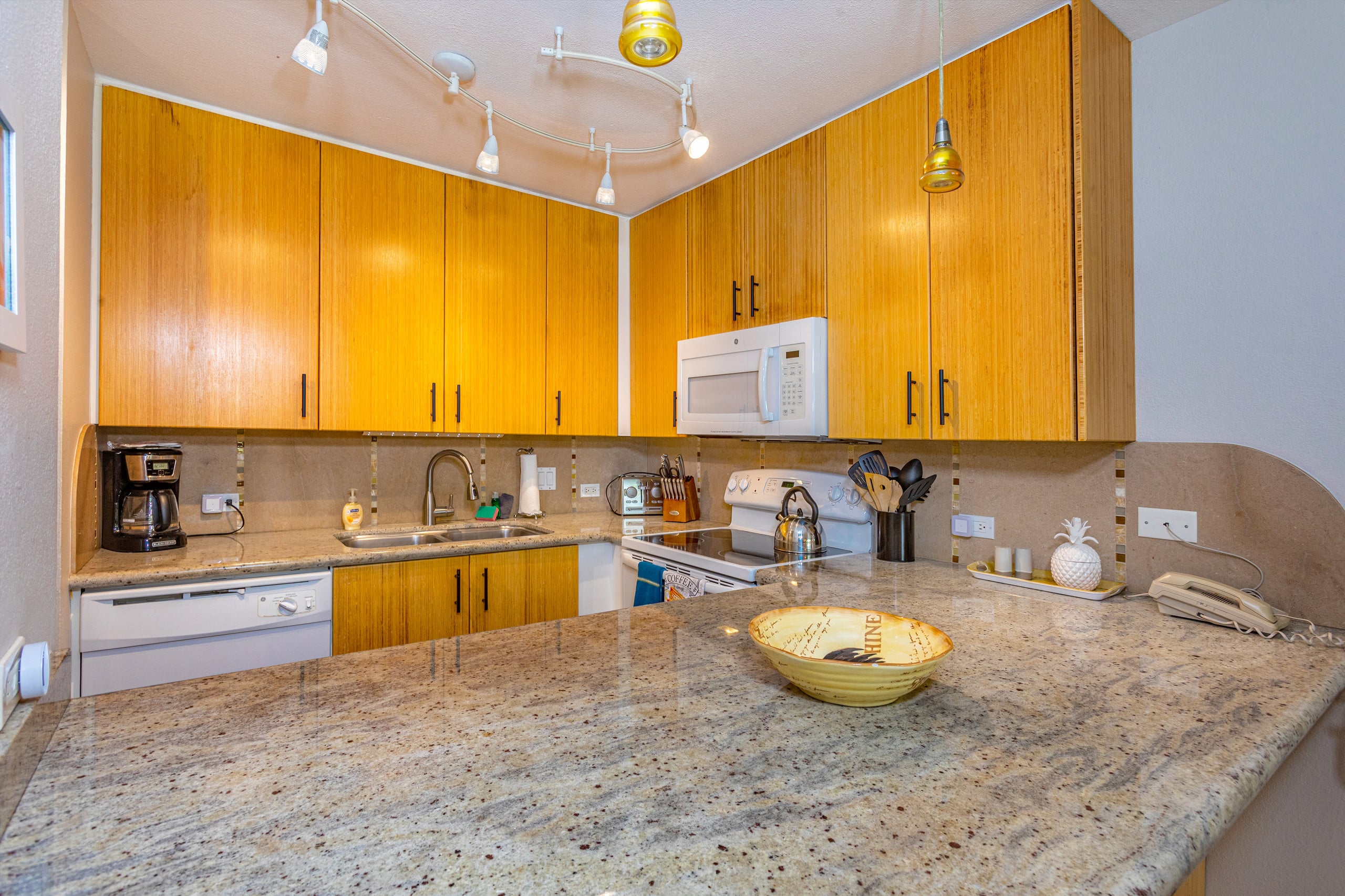Condo in Kihei · ★4.75 · 1 bedroom · 2 beds · 2 private baths - Image 8