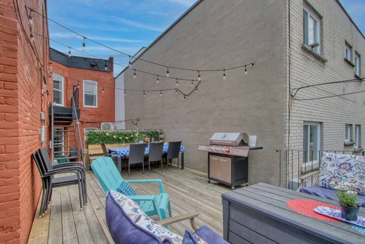 MTLVR #13 | Central Urban Oasis, Sleeps 12, BBQ gallery image 3