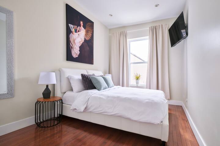 MTLVR #13 | Central Urban Oasis, Sleeps 12, BBQ gallery image 5