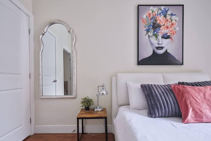 MTLVR #12 | Luminous, 5 beds, Plateau, A/C gallery image 5