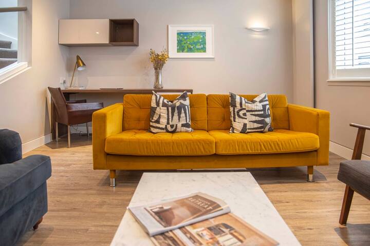 Stunning Rare Soho Gem gallery image 4