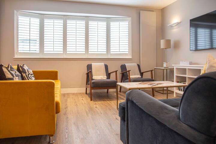 Stunning Rare Soho Gem gallery image 3