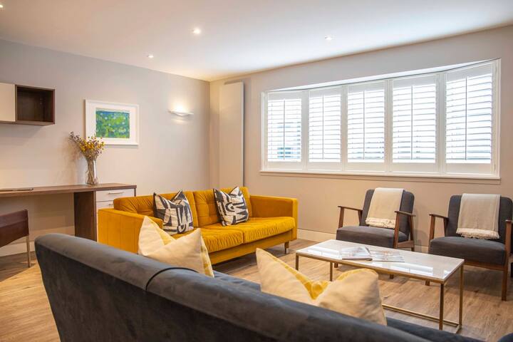 Stunning Rare Soho Gem gallery image 5