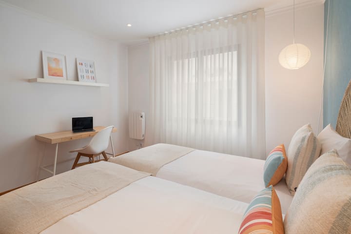 ห้องนอนพร้อมโต๊ะทำงาน