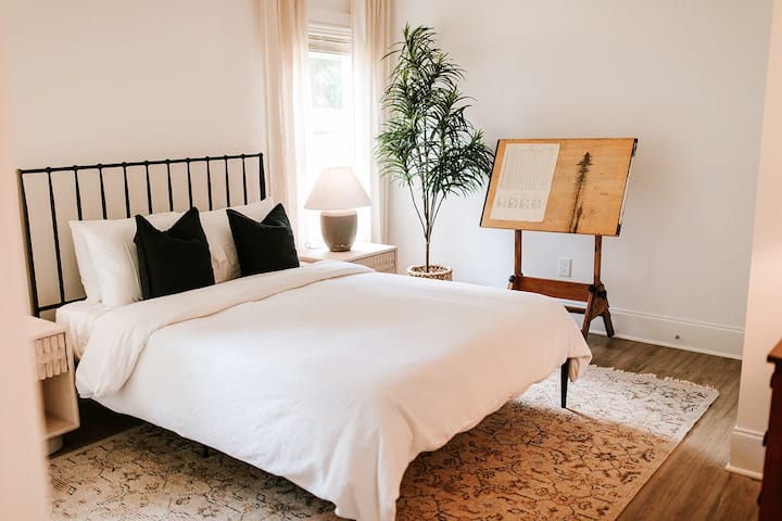 Downstairs bedroom with queen bed. 