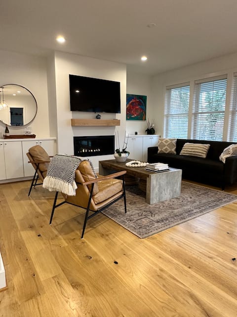 New Luxury Modern Farmhouse, Downtown C'Ville