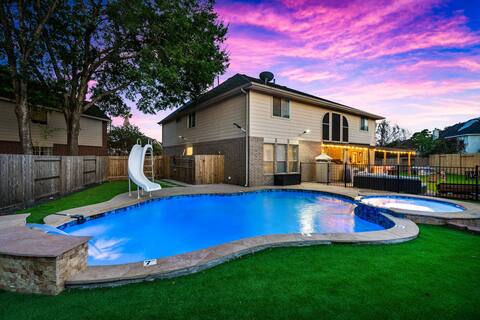 Heated Pool, has it all & close to everything.
