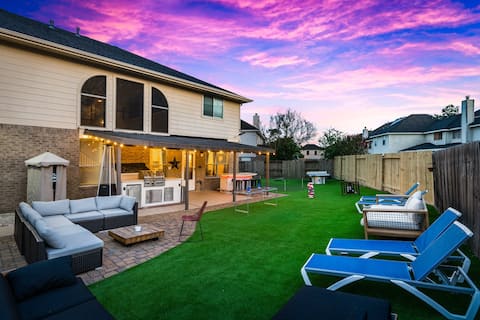 Heated Pool, has it all & close to everything.