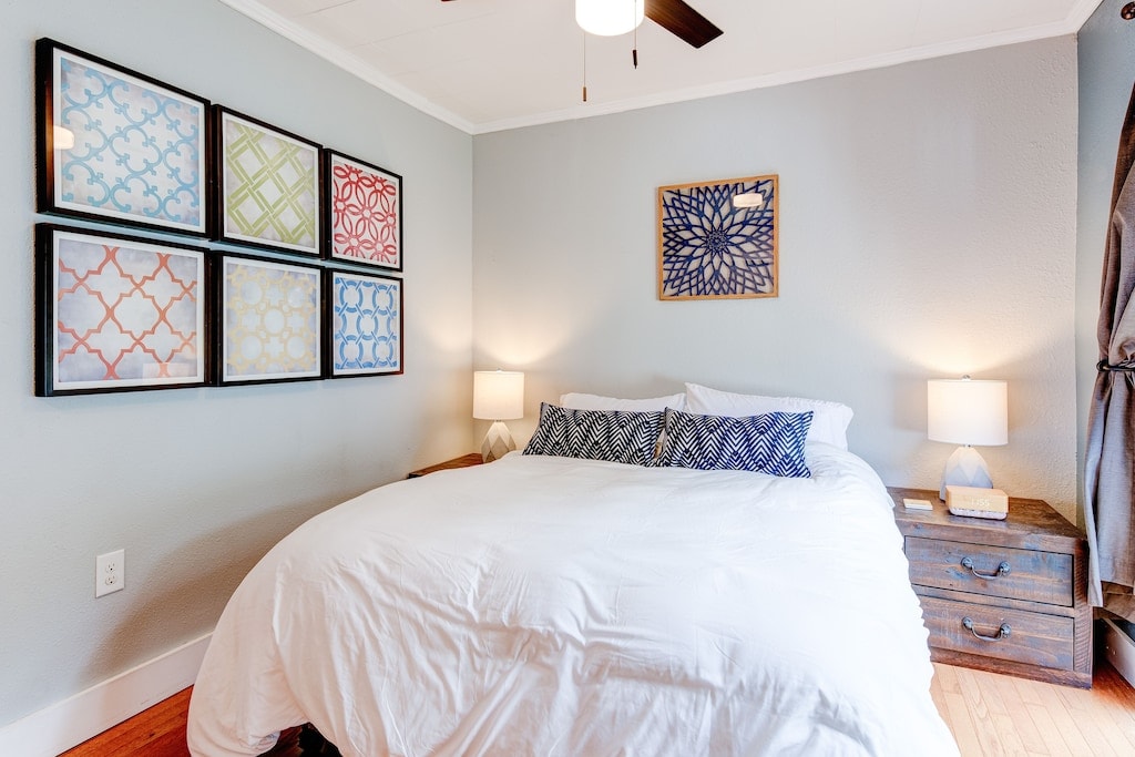 Просторна спалня с двойно легло и врата към двора