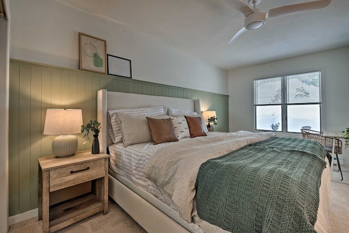 Lit King Size confortable dans la chambre principale au premier étage. 