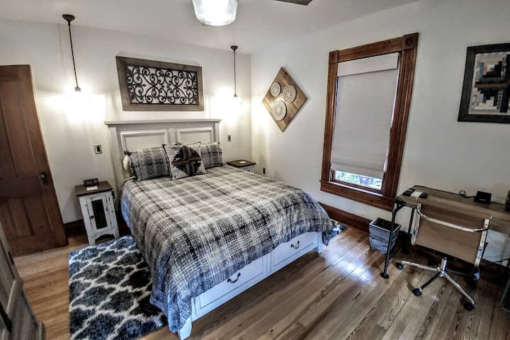 Spálňový apartmán „Hirs“ na druhom poschodí farmy má matrac Casper s manželskou posteľou