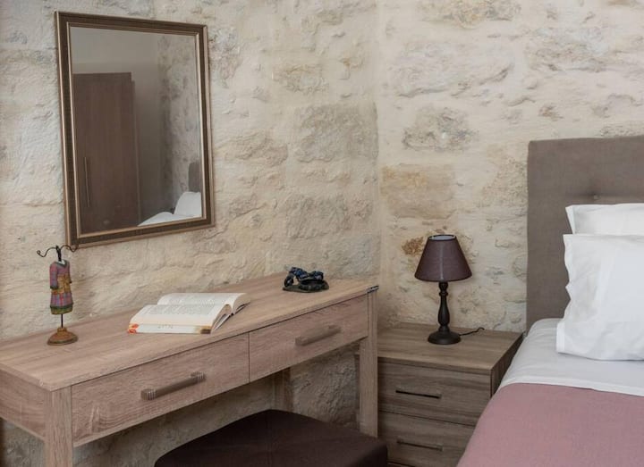 Изглед към спалнята, работно бюро.