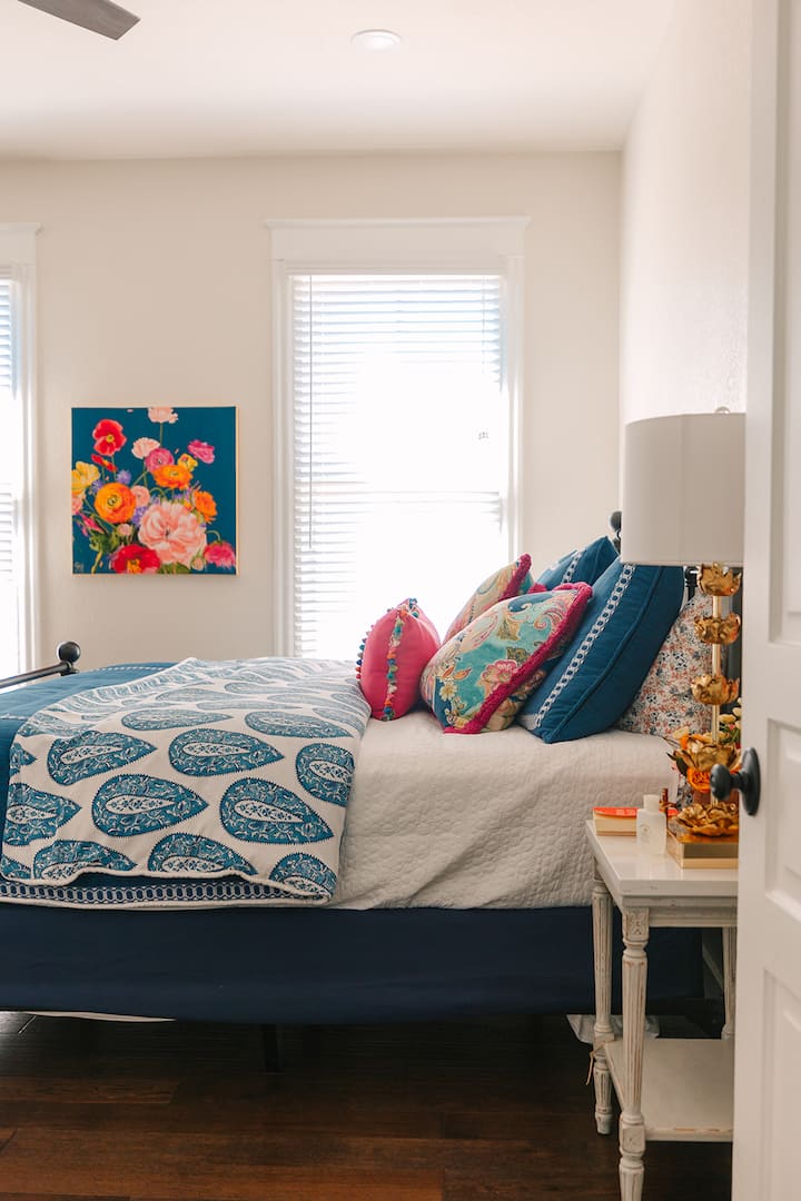 nuestro acogedor y acogedor dormitorio principal con exquisitas telas. 