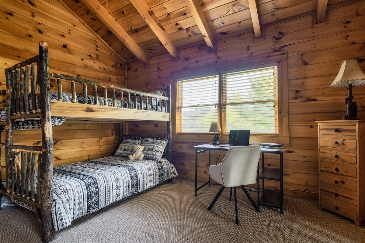 上层开放式阁楼，设有专用工作区和全尺寸双层床