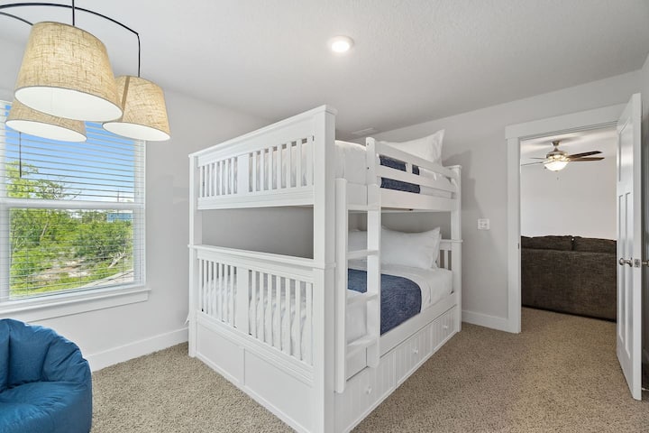 Štvrtá spálňa má poschodovú posteľ „Pair of Queens“. 
Spolu s pár stoličkami so sedacím vakom Big Joe je to skvelá ruka pre šťastné deti.