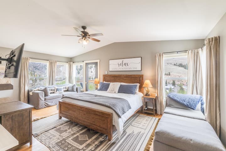 Nuestro dormitorio principal es perfecto para relajarse y disfrutar de todas las vistas que ofrece este alojamiento.