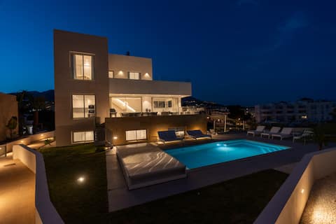 Villa Palm Beach, 5 bedroom villa with sea views a
