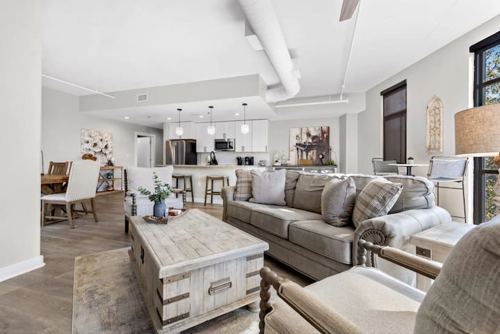 Luxurious Downtown-2 bed 2 bath Corner 2M