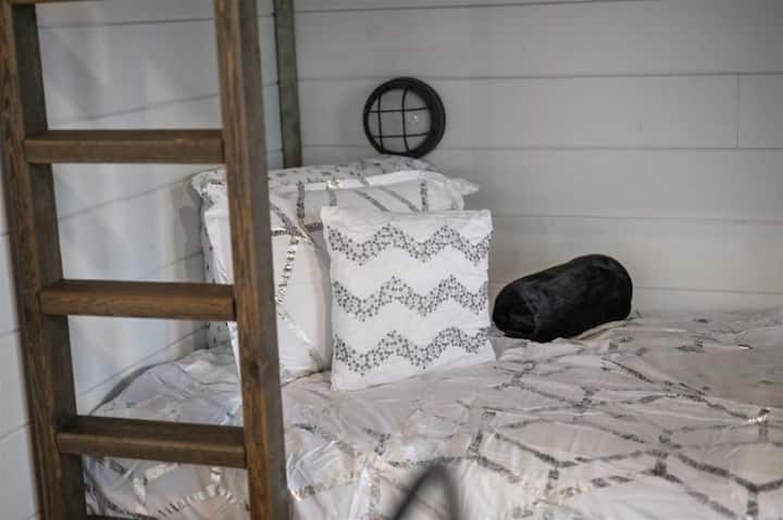 двуетажно легло