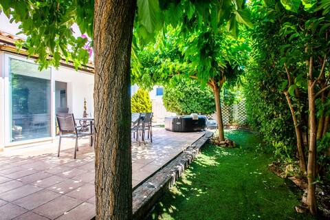 Spacious Villa 104m2 with Pool, Spa & Garden