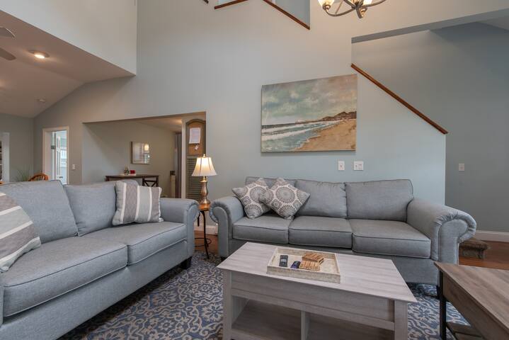 Walk to Roger Wheeler! Awesome 6 bdrm Home! gallery image 2