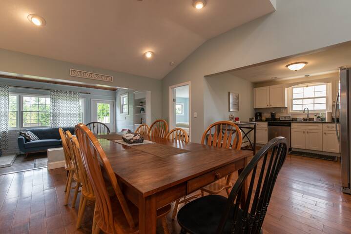 Walk to Roger Wheeler! Awesome 6 bdrm Home! gallery image 3