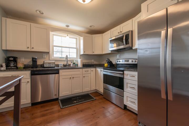 Walk to Roger Wheeler! Awesome 6 bdrm Home! gallery image 5