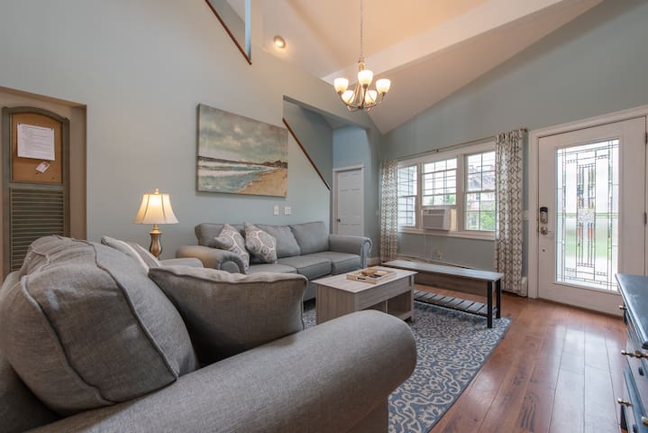 Walk to Roger Wheeler! Awesome 6 bdrm Home!