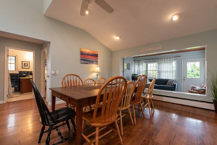 Walk to Roger Wheeler! Awesome 6 bdrm Home! gallery image 4