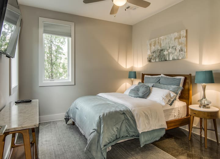 الطابق الأول: ماستر صغير ، سرير بحجم كبير وحمام داخلي كامل