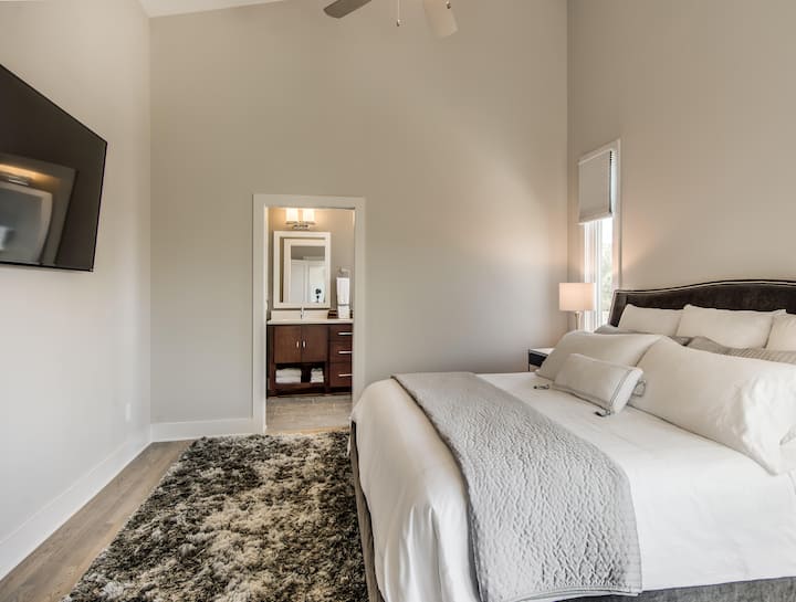 الطابق الثالث: جناح رئيسي بسرير كينج وحمام داخلي 4 قطع