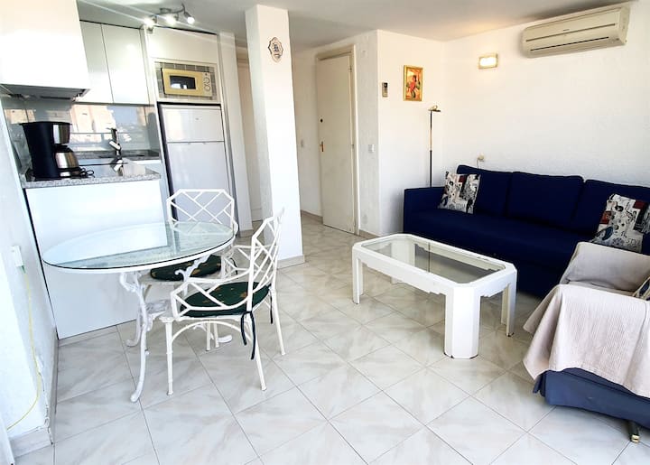 Მისაღები ოთახი და ღია სამზარეულო