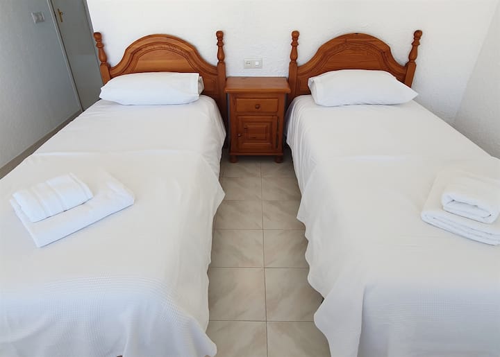 Спална соба со два единечни кревета