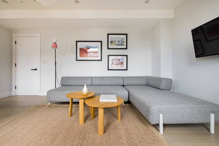 Bright Leicester Sq 2BR – Netflix & Nespresso gallery image 2