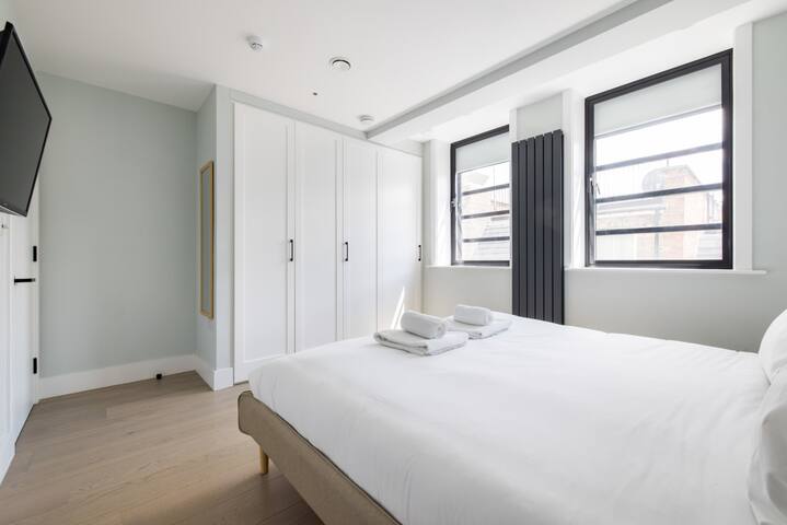 Bright Leicester Sq 2BR – Netflix & Nespresso gallery image 5