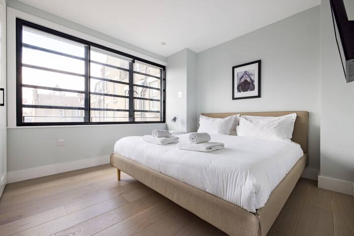 Bright Leicester Sq 2BR – Netflix & Nespresso gallery image 4