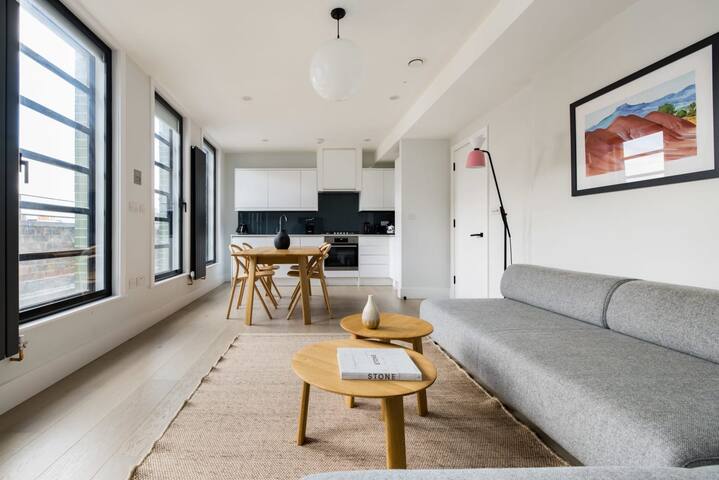 Bright Leicester Sq 2BR – Netflix & Nespresso gallery image 3