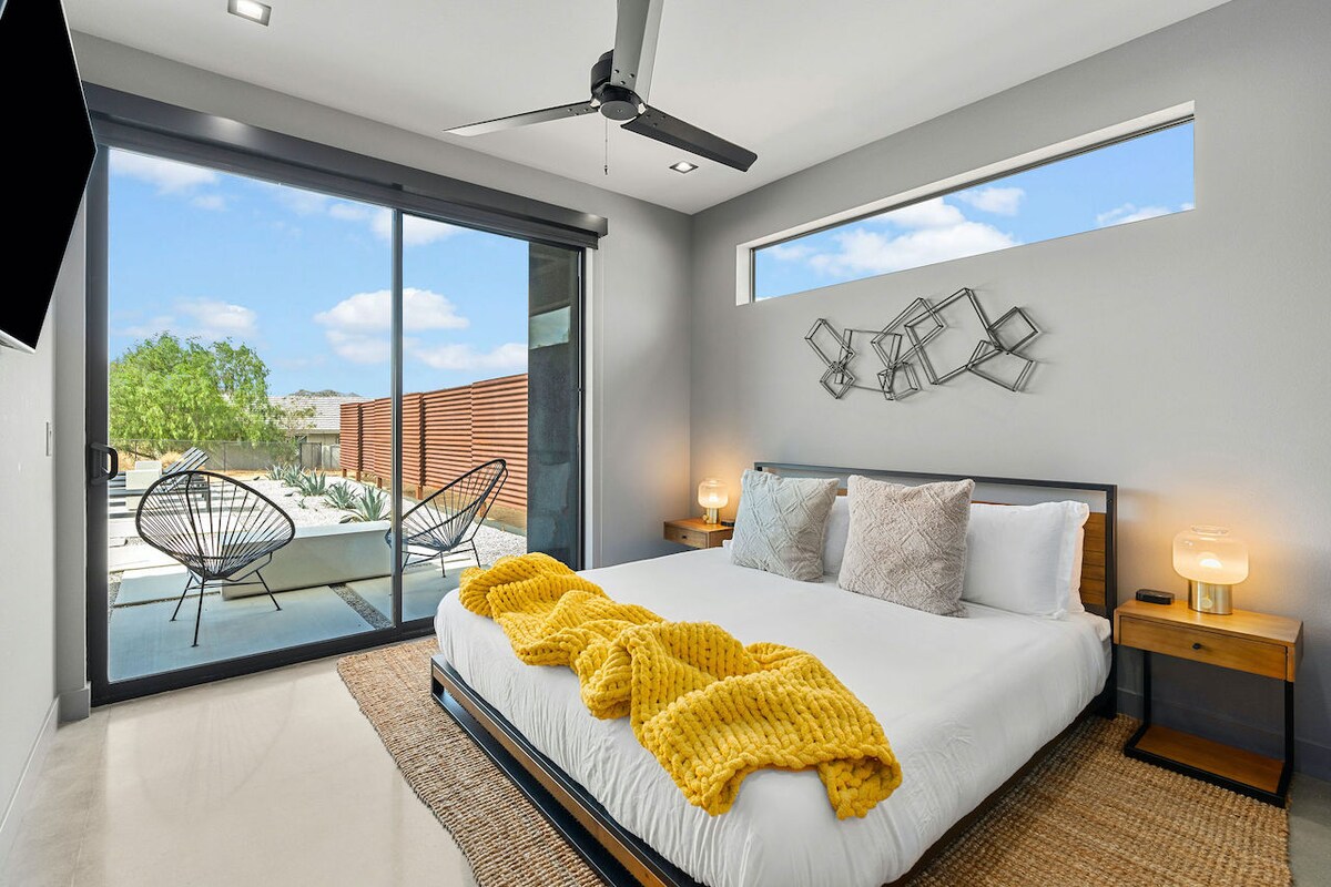 Queen-säng, skjutdörrar från golv till tak