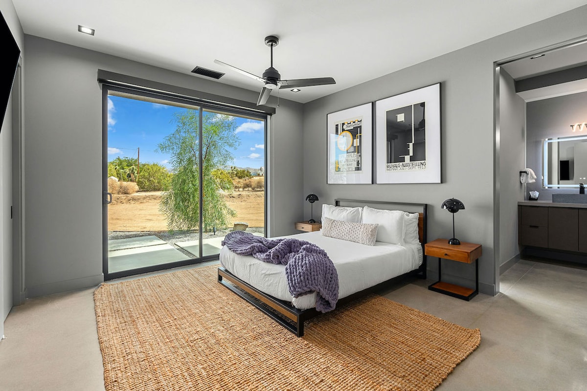 Dubbelsäng, eget badrum med vattenfallsdusch, smart TV, skjutdörrar från golv till tak