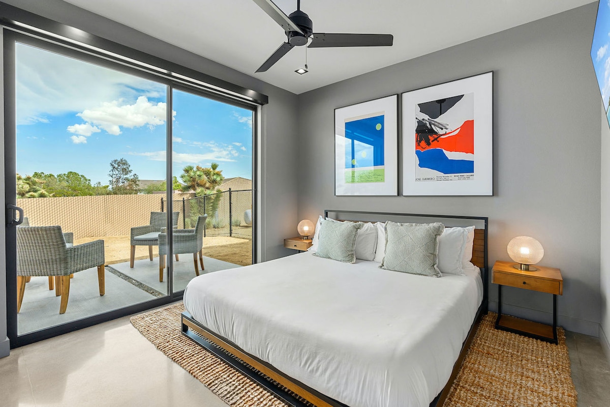 Queen-säng, skjutdörrar från golv till tak