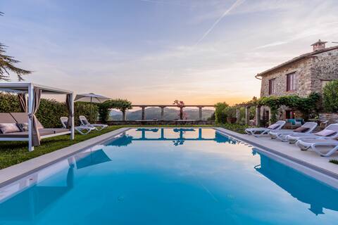 Villa Borbone in Pieve Santo Stefano, a Luxury Ren