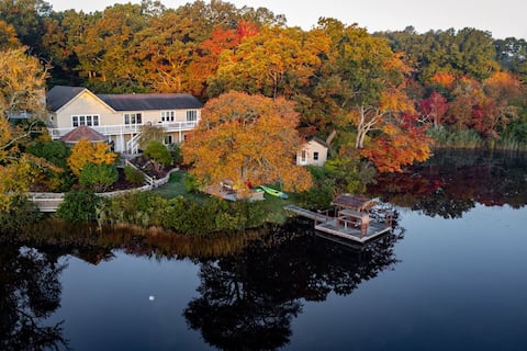 2 Acre Lakefront Getaway (Sauna/Firepit/Kayaks)