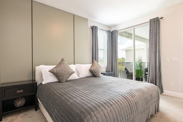 • Airbnb ליד אורלנדו עם בריכה, או בית משפחתי גדול ליד דיסני.