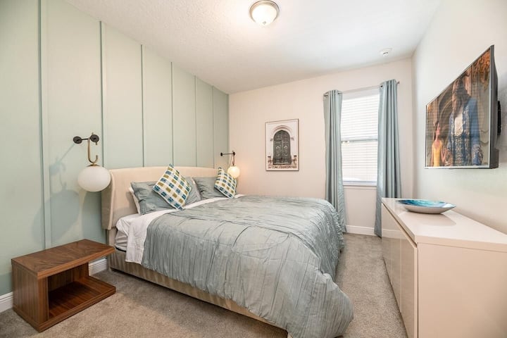 • Airbnb ליד אורלנדו עם בריכה, או בית משפחתי גדול ליד דיסני.