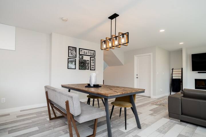 New! Luxury & Modern 4 BDRM w/ Huge Yard+Fire Pit! gallery image 5